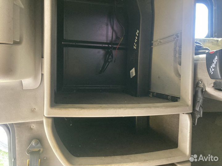 Ящик вещевой верхний правый Volvo VNL