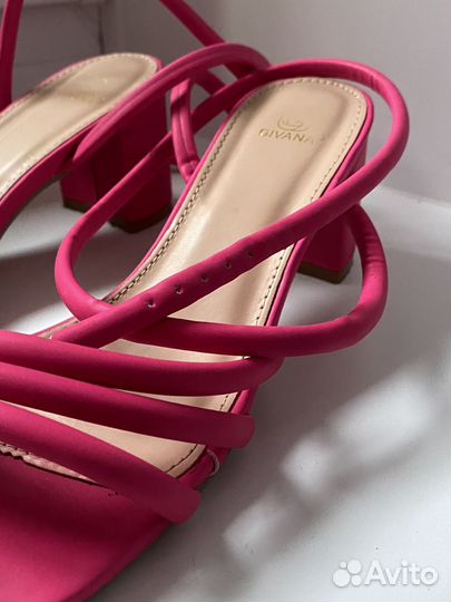 Продам босоножки