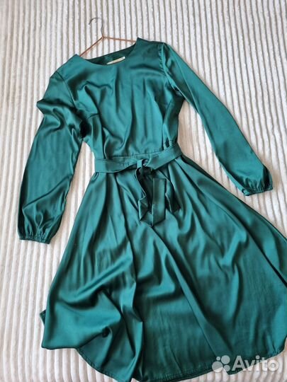 Платье зеленое 46 шелк с рукавом
