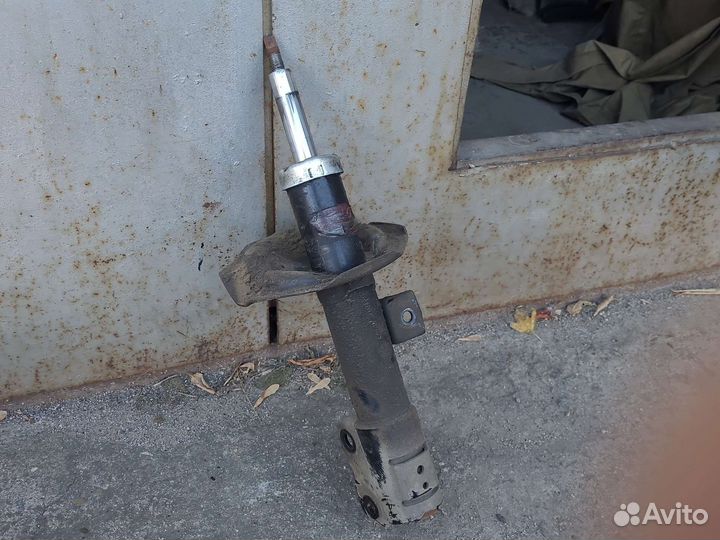 Стойка амортизатора правая