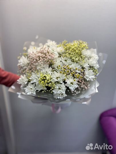 Букет из хризантемы, гипсофилы, ромашек