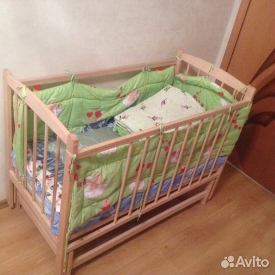 Кроватка детская с маятником