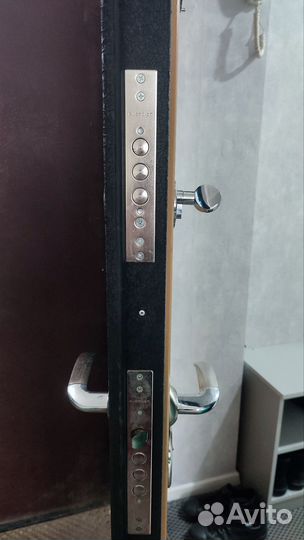 Дверь входная металлическая с зеркалом