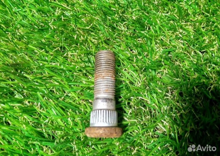 Гайка болт шпилька колесная Nissan