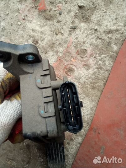 Санг енг кайрон педаль газа