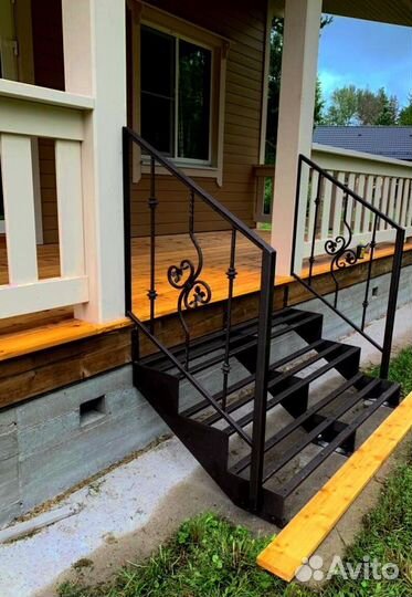 Лестница на металлокаркасе закрытого типа