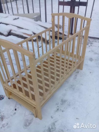 Детская кроватка с маятником