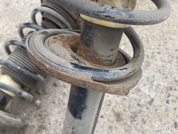 Mitsubishi colt передние стойки