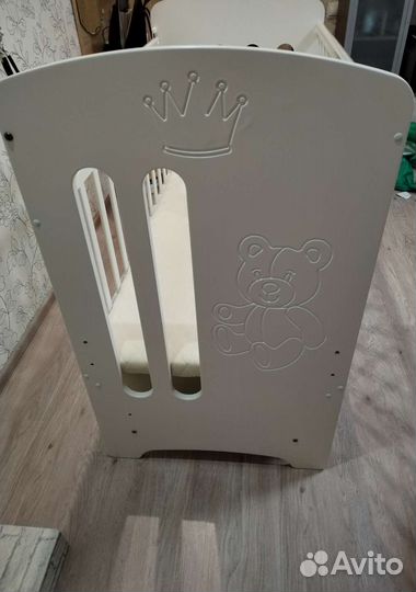 Детская кроватка с маятником и ящиком