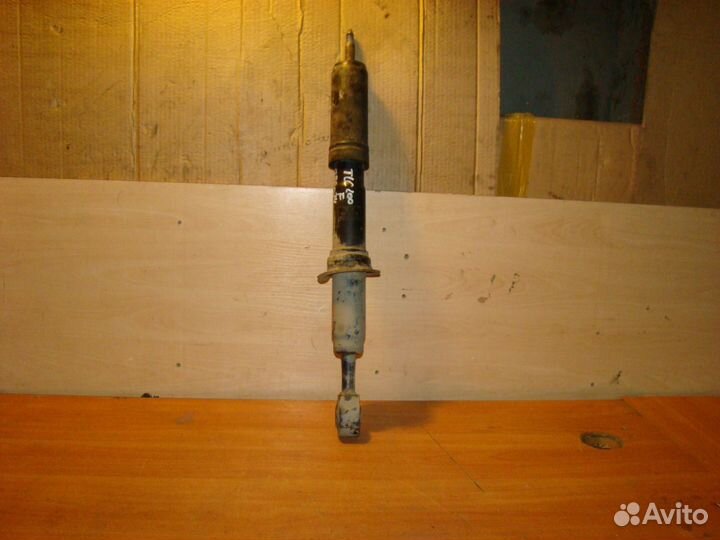 Toyota land cruiser 200 2010г передний амортизатор