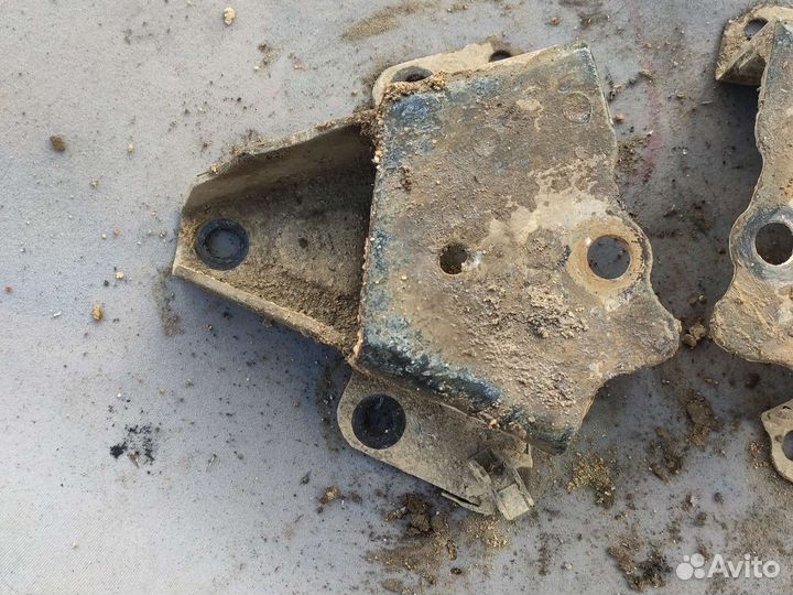 Крепеж задней подвески Рено лагуна 2