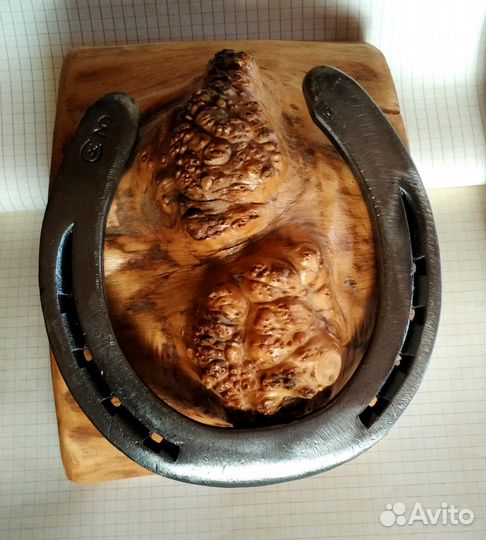 Панно подкова на удачу на слэбе с капом