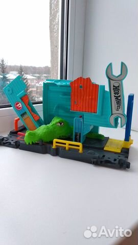 Hot Wheels Атака крокодила в гараже