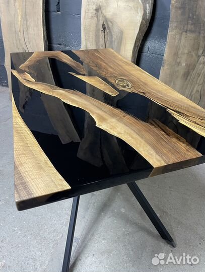 Стол из слэба и смолы / Стол из массива