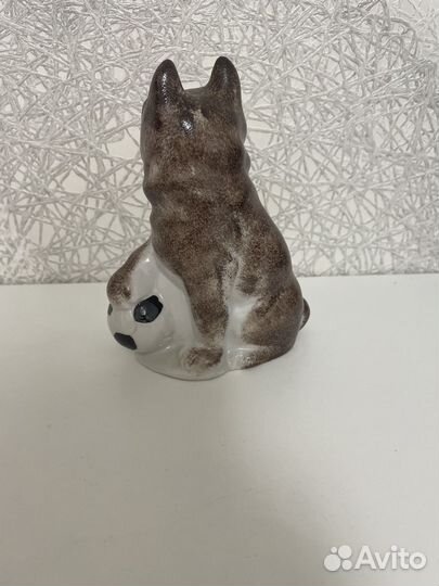 Фарфоровая статуэтка Бульдог с мячом Дулево