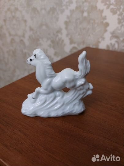 Фарфоровая лошадка