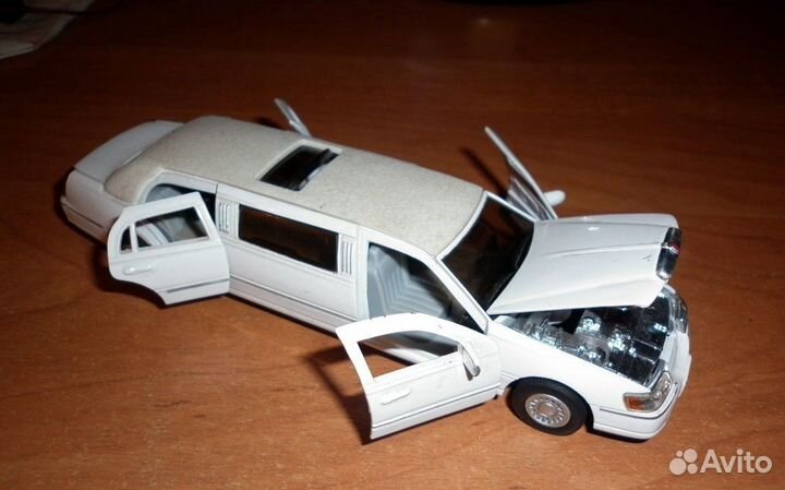 Модель 1:38 - Lincoln Town Car 