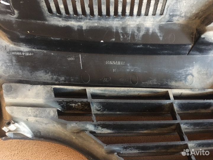 Решетка радиатора бампера Renult Logan 2