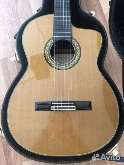 Классическая гитара с Takamine TH5C