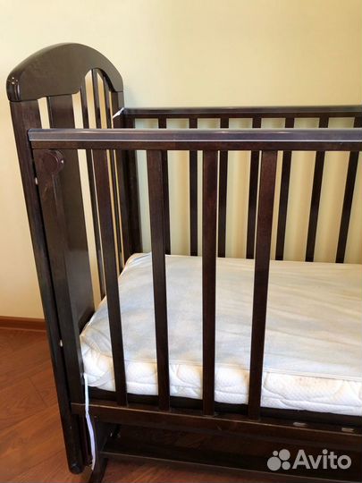 Детская кроватка с маятником и матрасом