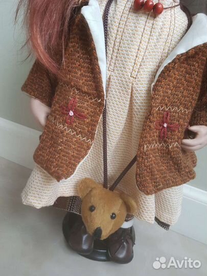 Коллекционная фарфоровая кукла