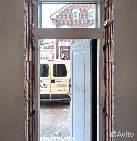 Парадная железная входная дверь с багетом для дома