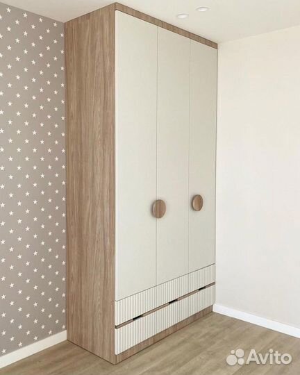 Шкаф распашной в детскую комнату с письменным стол