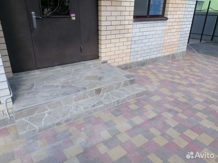 Облицовка цоколя натуральным камнем