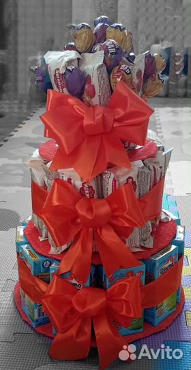 Торт из конфет сладостей Барни соков детский сад