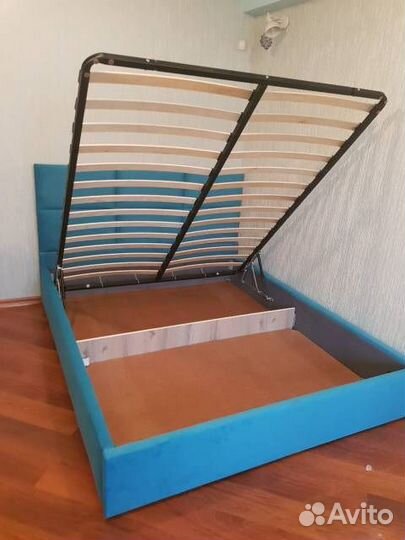 Кровать двухспальная с подьемным механизмом