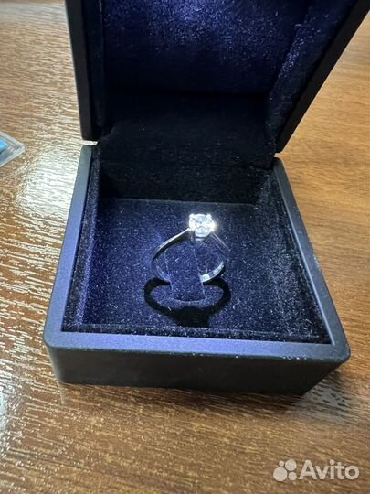 Кольцо из белого золота с бриллиантом