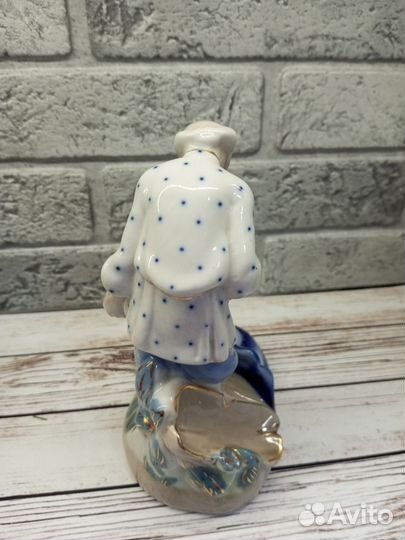 Фарфоровая статуэтка старик и золотая рыбка.гжель