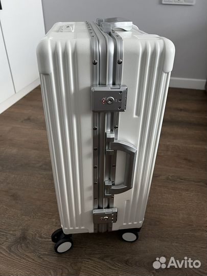 Чемодан на колесах б/у