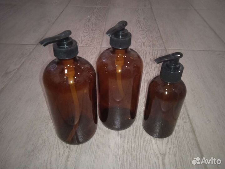 Набор новых стеклянных бутылей с дозатором