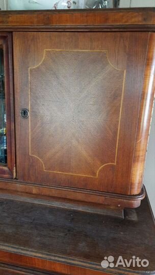 Старинный антикварный шкаф буфет