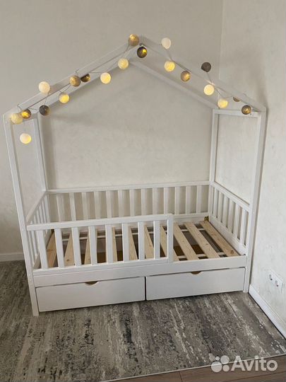 Детская кровать-домик из массива дерева