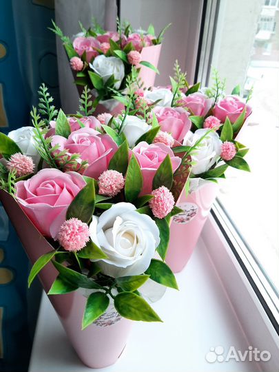 Букет из мыльных роз в конусе