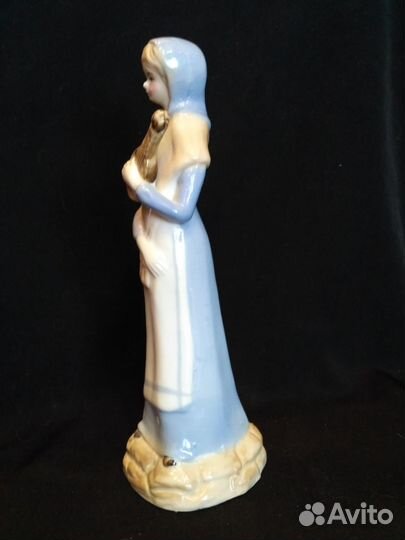 Фарфоровая статуэтка Девушка с мандолиной (лютней)