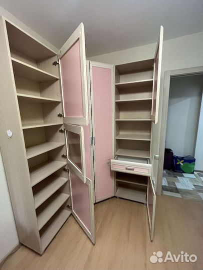 Детский уголок со столом и полкой