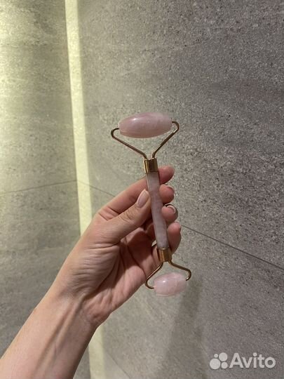 Массажер мезороллер для лица из розового кварца