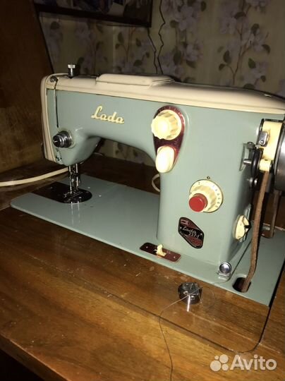 Швейная машина LADA