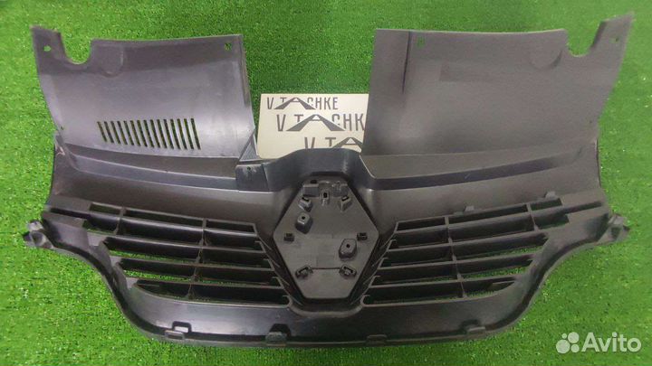 Передняя решотка с бампера Renfult Logan2