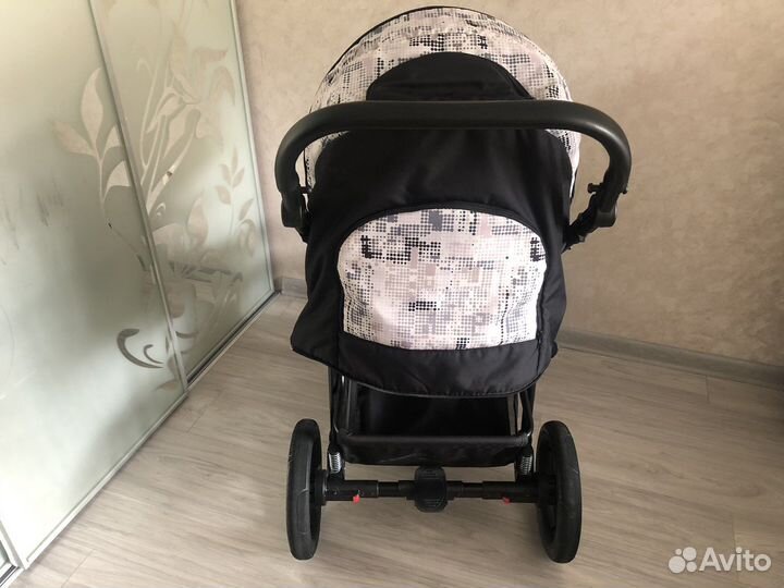 Коляска прогулочная всесезонная