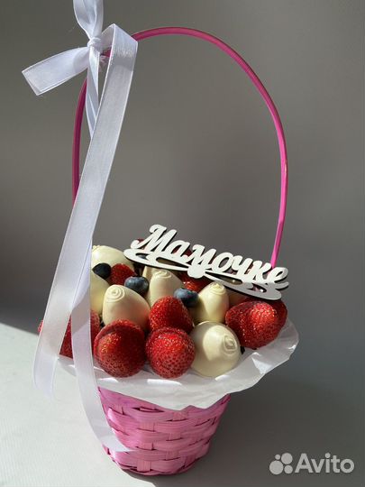 Клубника, бананы, королевские финики в шоколаде