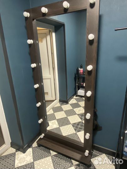 Гримерное зеркало с лампочками