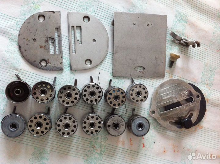 Бытовая швейная машинка и зап.части