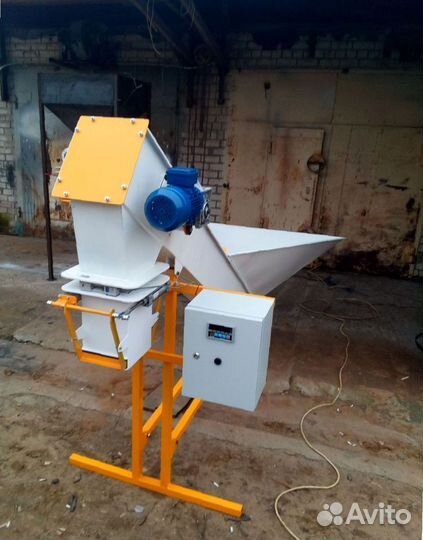 Ленточный фасовочный аппарат для древесного угля