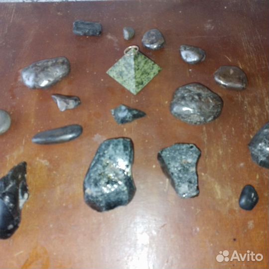 Минералы гематита.апсидеант.окоменелости