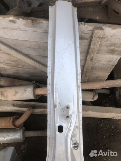 Центральная праввя стойка Hyundai Solaris