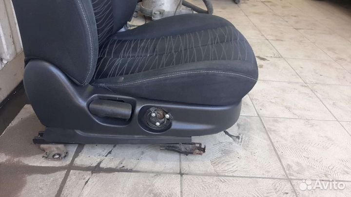 Передние сиденья mazda demio